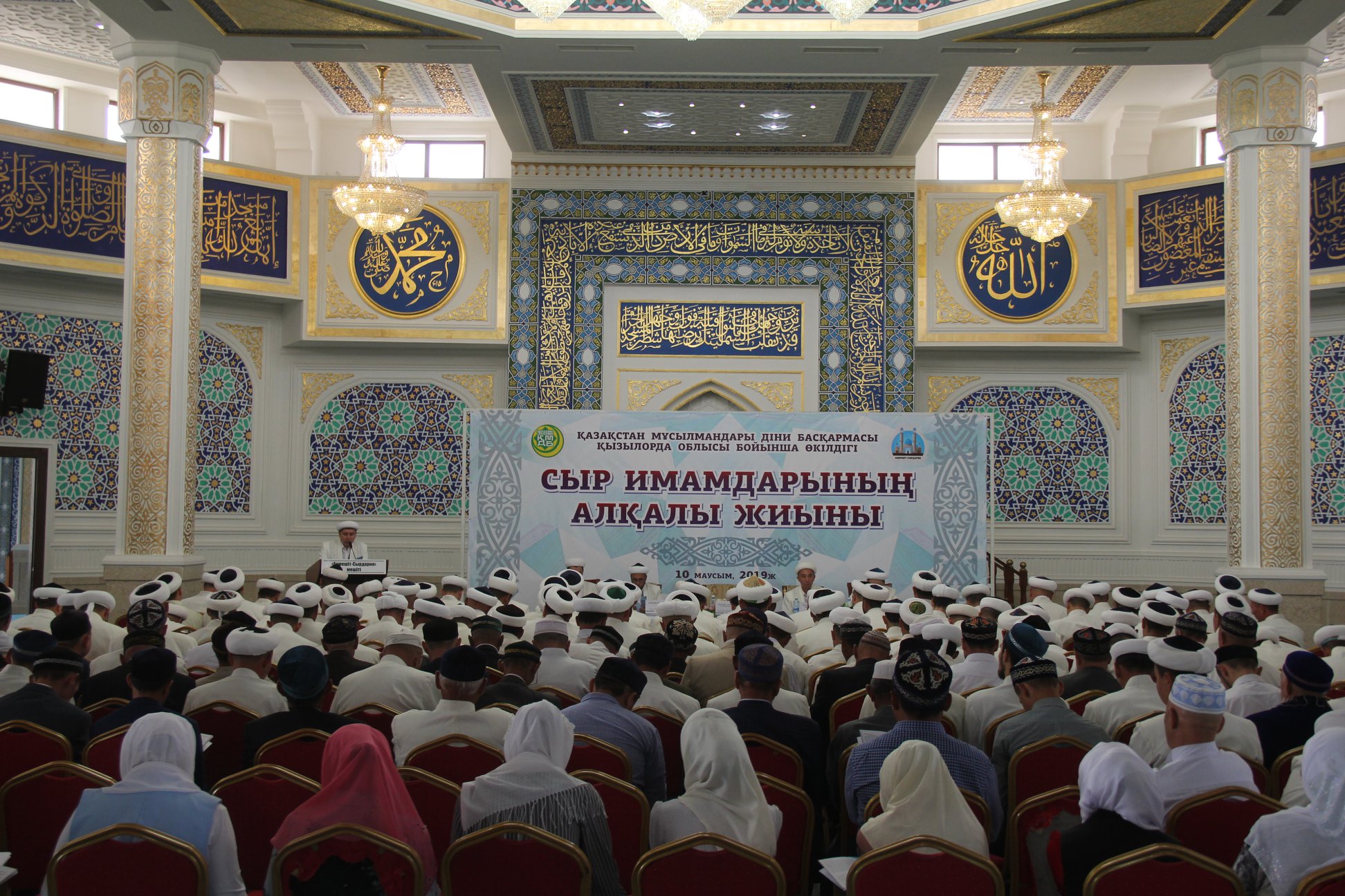 Буратиноның шытырман оқиғалары порно фильм Кеудесін сүйіп тұрған ер адамның суреті